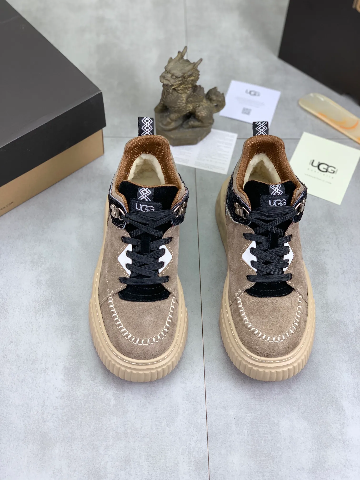 Men's shoes 💰P640 [New style] 💰 🆘 "Real wool" [UGG] 👉The popular men's shoes are synchronized with the official website 🔰The quality of the genuine products [satisfied] is not comparable to the imitations in the general market 🌀The upper is imported Italian frosted cowhide, and the lining is: foot pad 🅰️ grade 🐑Real wool👻Only Grade A can show the effect The hand feels smooth and delicate 🔱The shoe shape is grand, only genuine manufacturers can do it 🎄The perfect toughness of the original outsole 👻⬛️ allows customers to say goodbye to one-time consumption. Real wool lining, super warm. Available in black, brown and gray. Size: 39-44